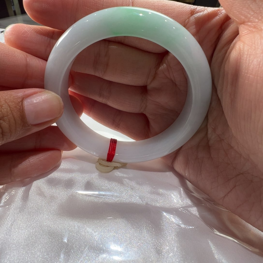 翡翠手镯未镶嵌白底青