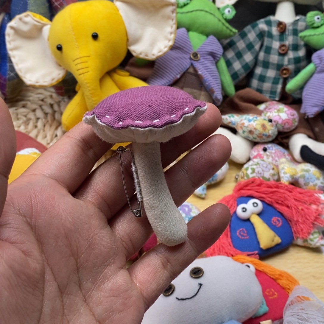 莱赛尔纤维蘑菇胸针的