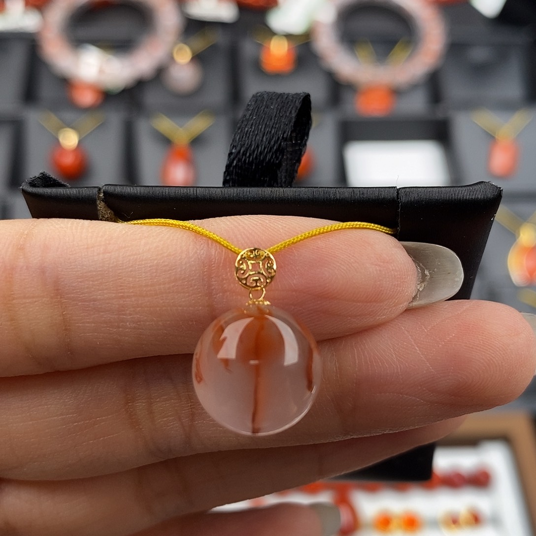 18K金镶嵌四川凉山冰飘吊坠南红玛瑙