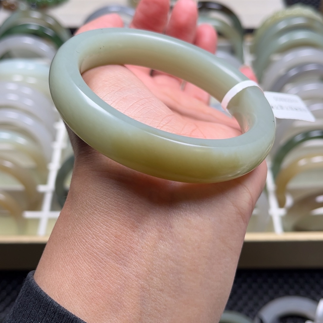 不***热和田玉未镶嵌手镯58.8圈