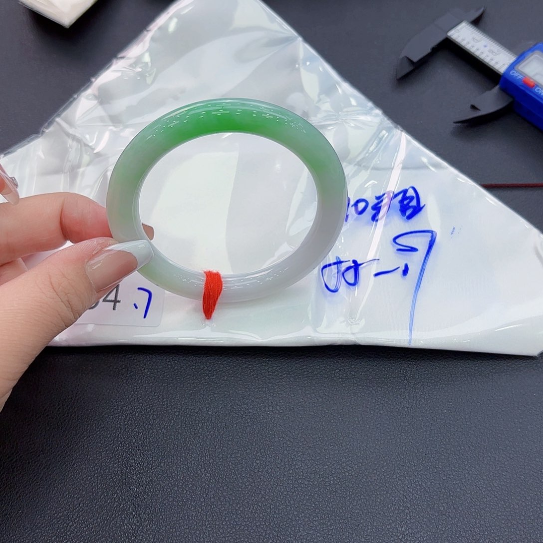 翡翠手镯未镶嵌手镯