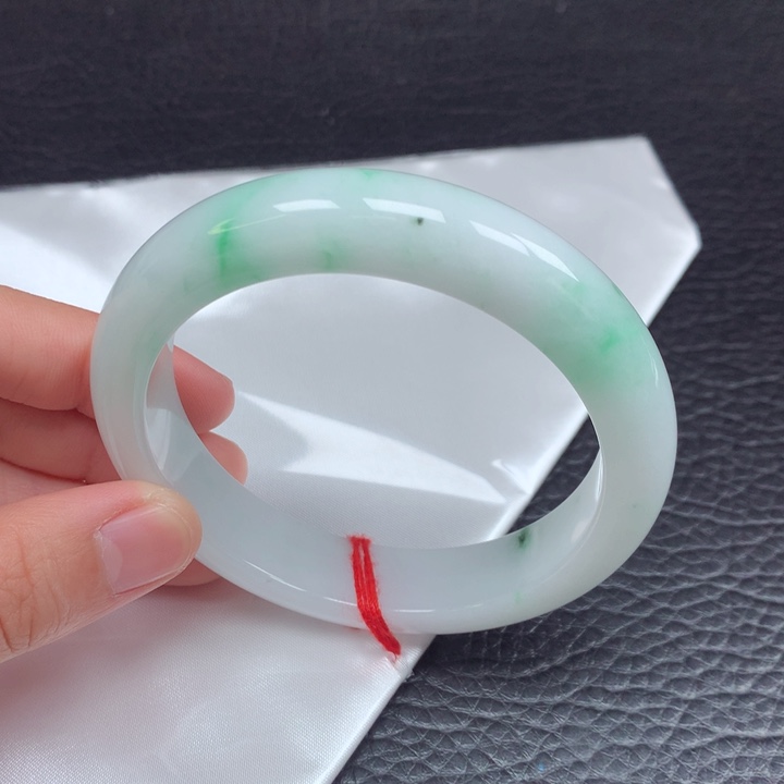 翡翠手镯未镶嵌。