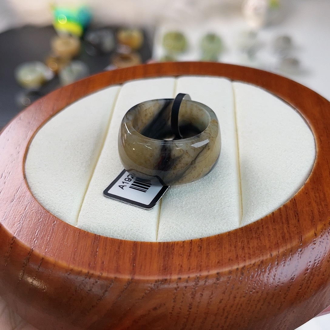 和田玉未镶嵌戒指l。老虎纹方圆。17.9。不退换