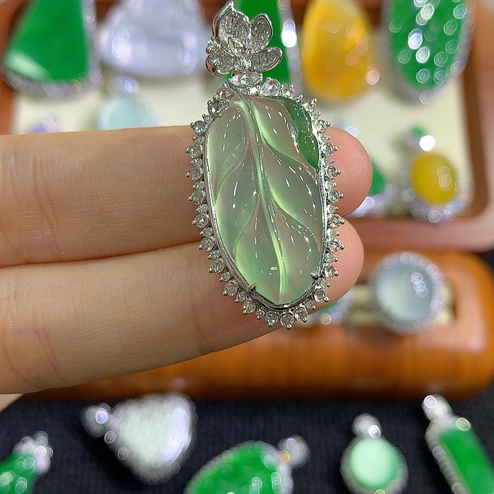 翡翠18K金镶嵌颈饰叶子