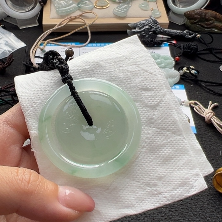 小***尘翡翠未镶嵌颈饰天然A货缅甸翡翠