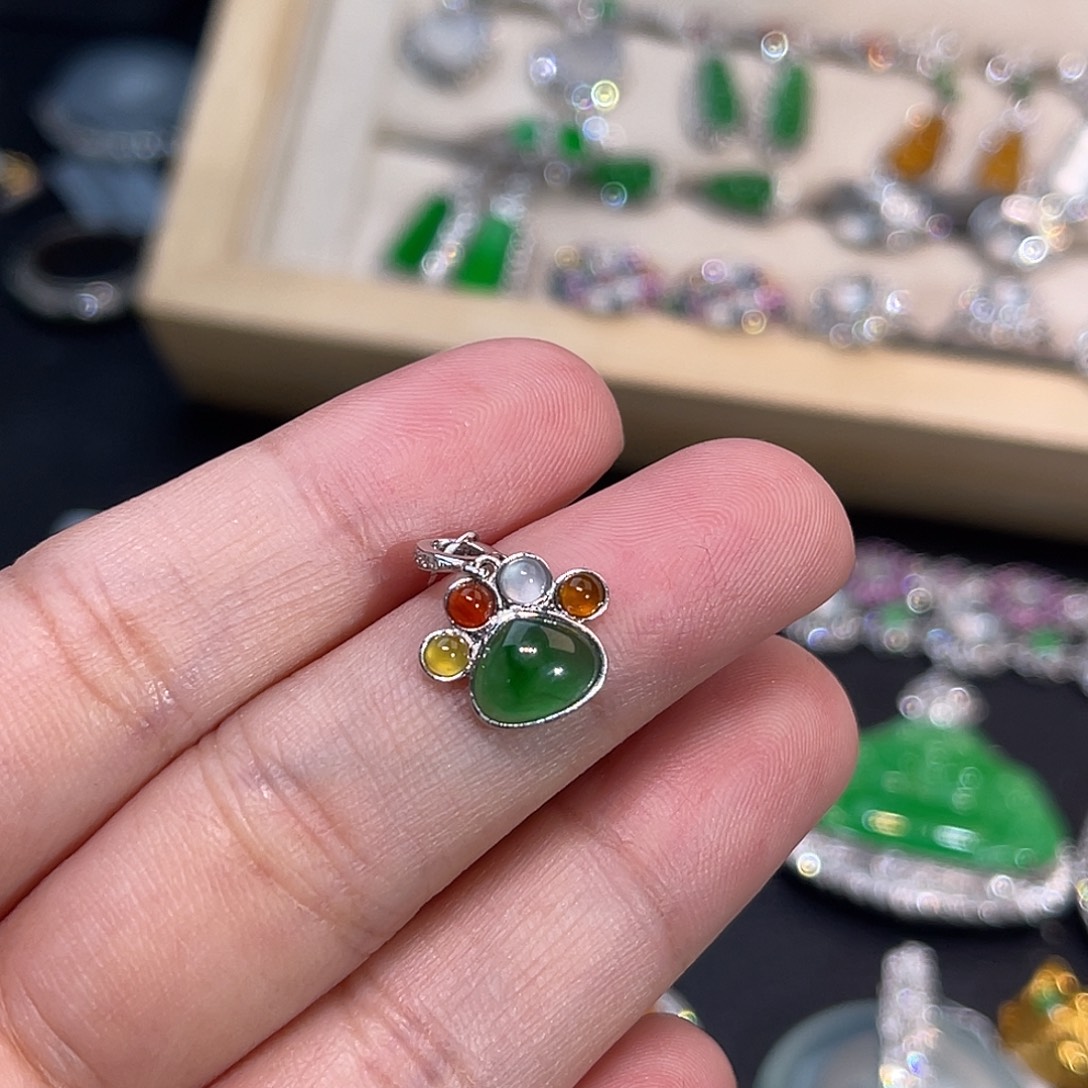 翡翠18K金镶嵌颈饰脚丫