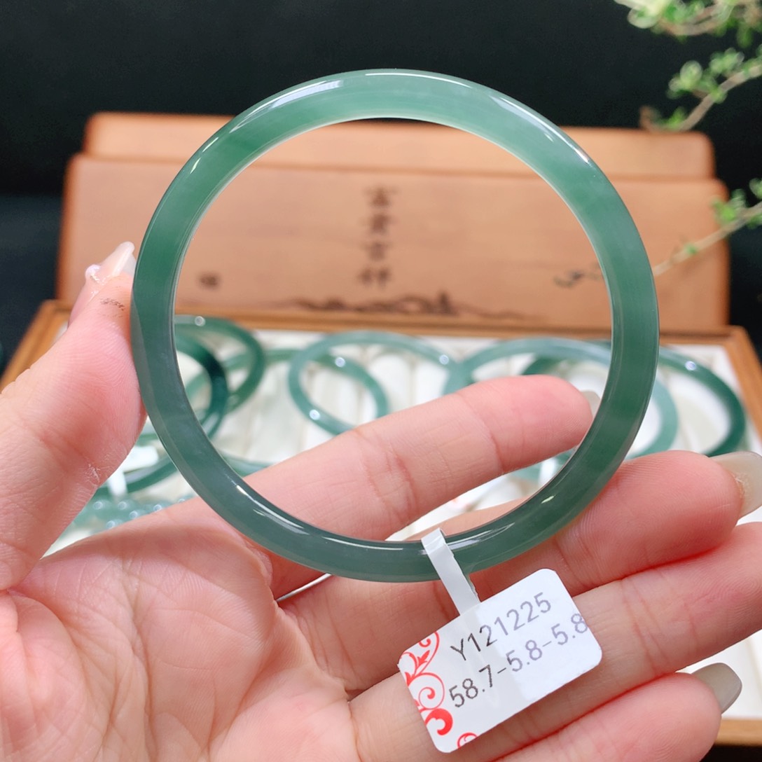 翡翠手镯未镶嵌天然