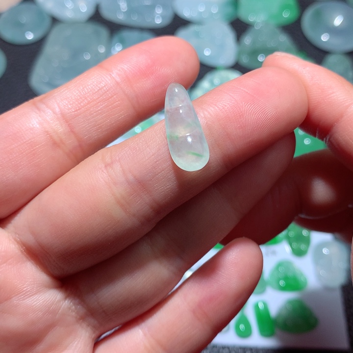 翡翠颈饰未镶嵌天然翡翠福豆