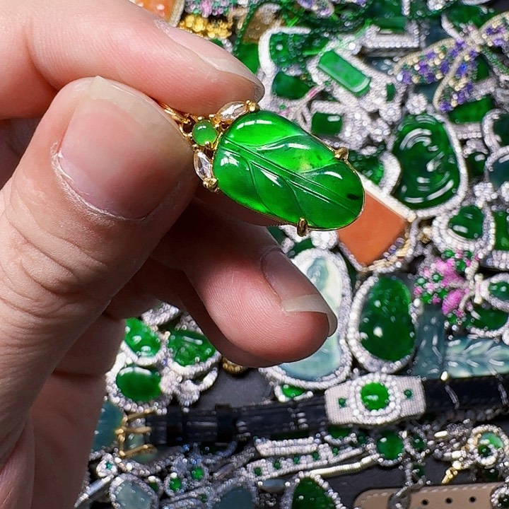 翡翠颈饰未镶嵌天然A货翡翠放漏