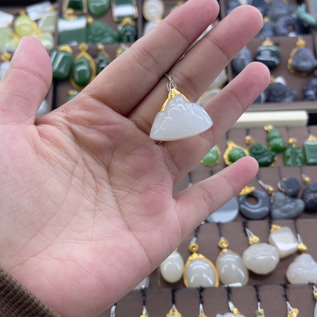 和田玉18K金镶嵌吊坠(赠链)