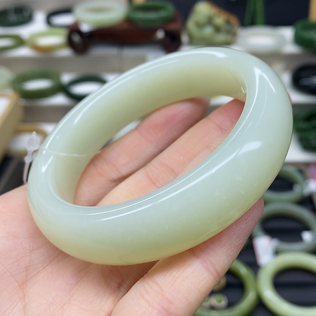 和田玉未镶嵌手镯