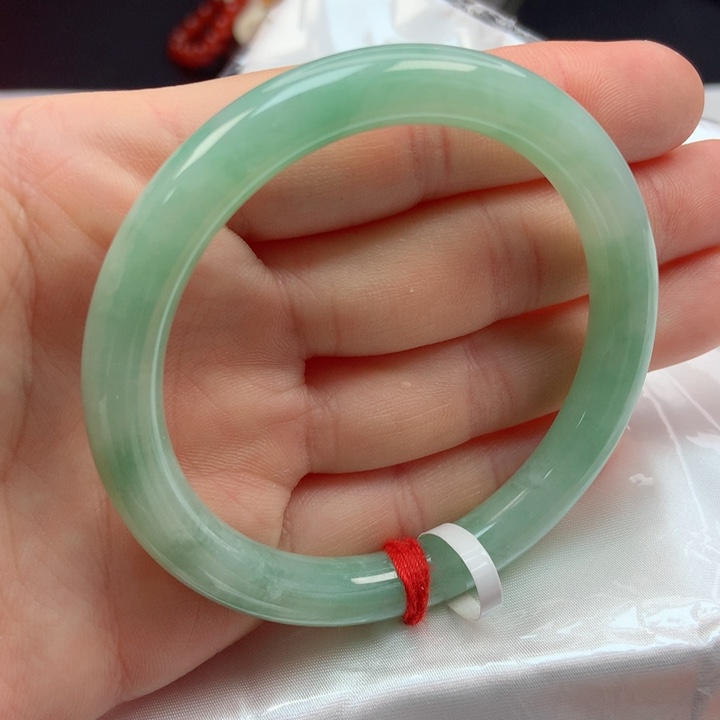 翡翠手镯未镶嵌54圈
