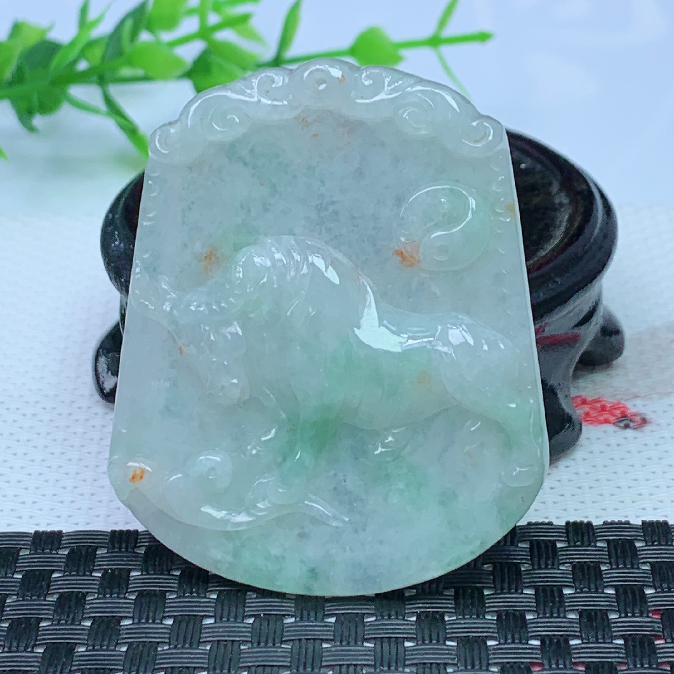 缅甸天然A货翡翠 撒金生肖牛牌吊坠 尺寸；55.6*46*7.2mm