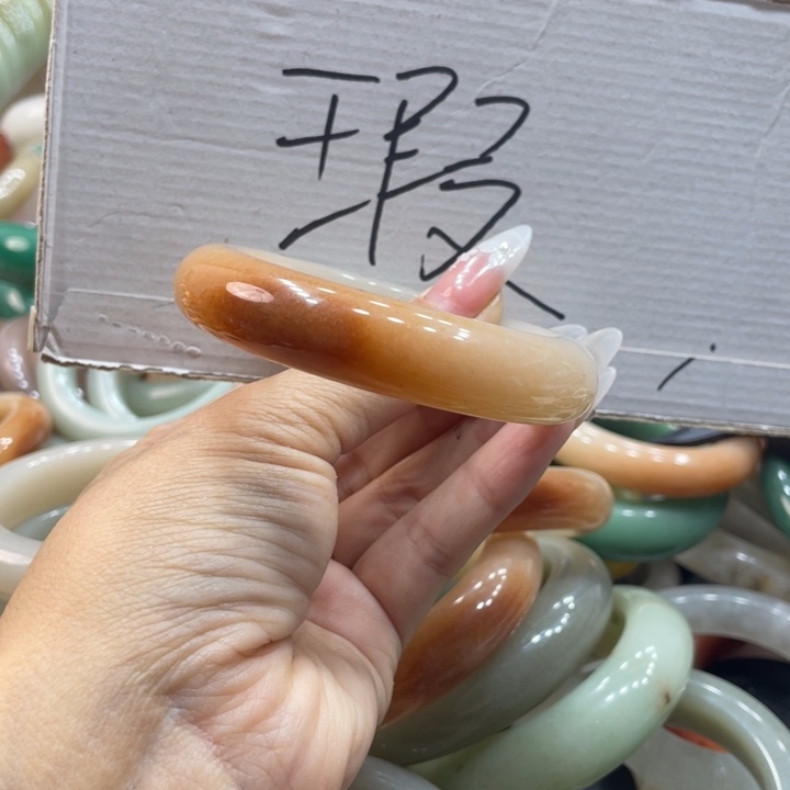 橘***唇石英质玉未镶嵌珠宝奇石