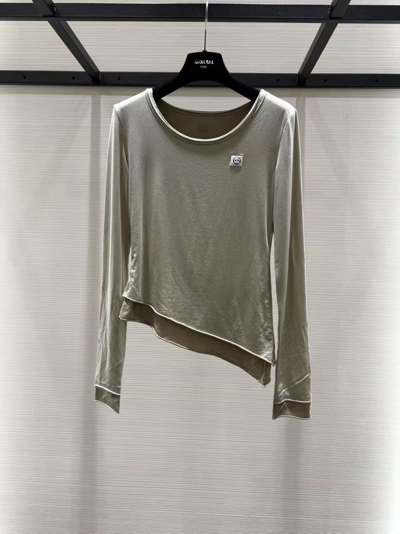 圆领笑脸刺绣撞色休闲百搭不规则下摆假两件长袖T恤  XM2526078