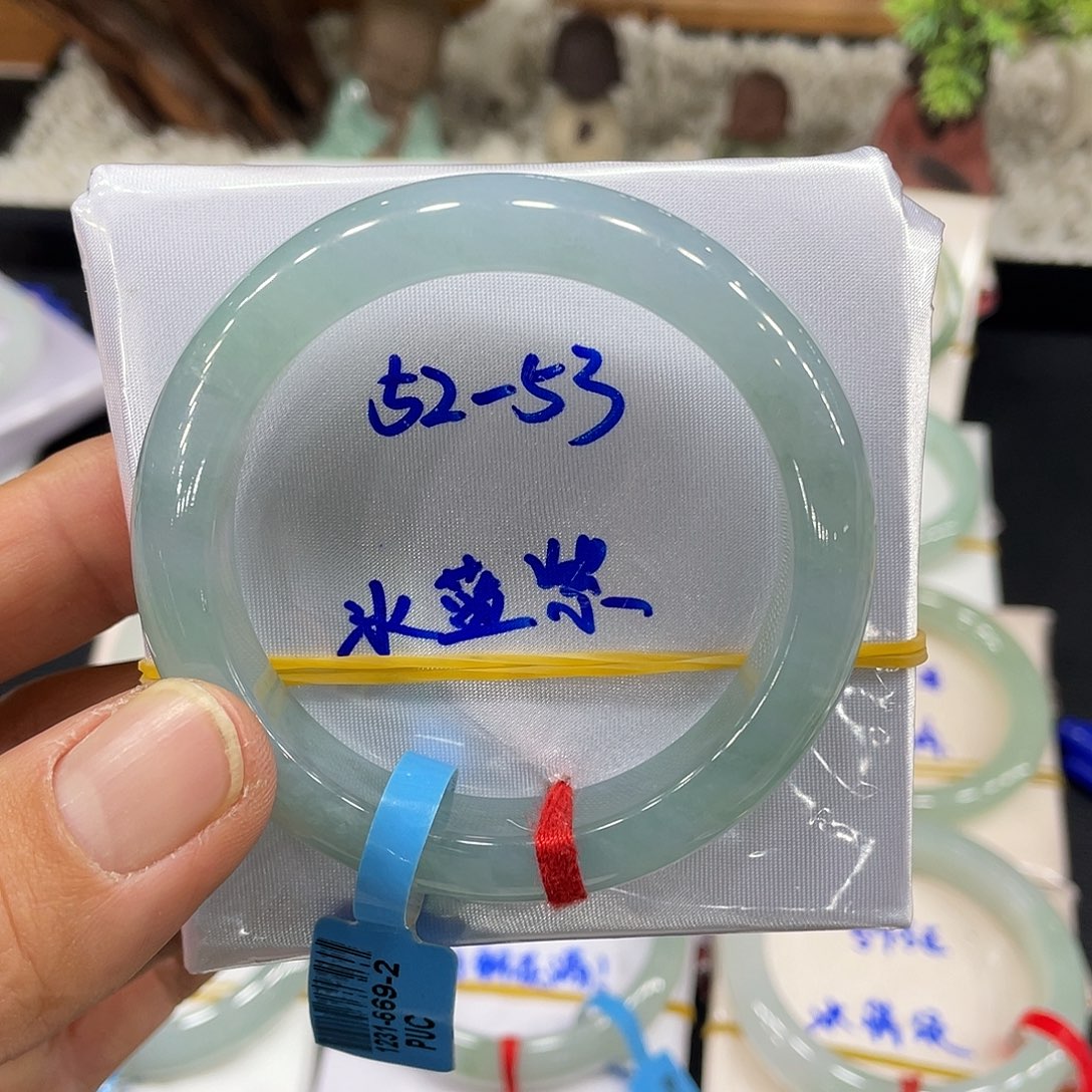 翡翠手镯未镶嵌翡翠