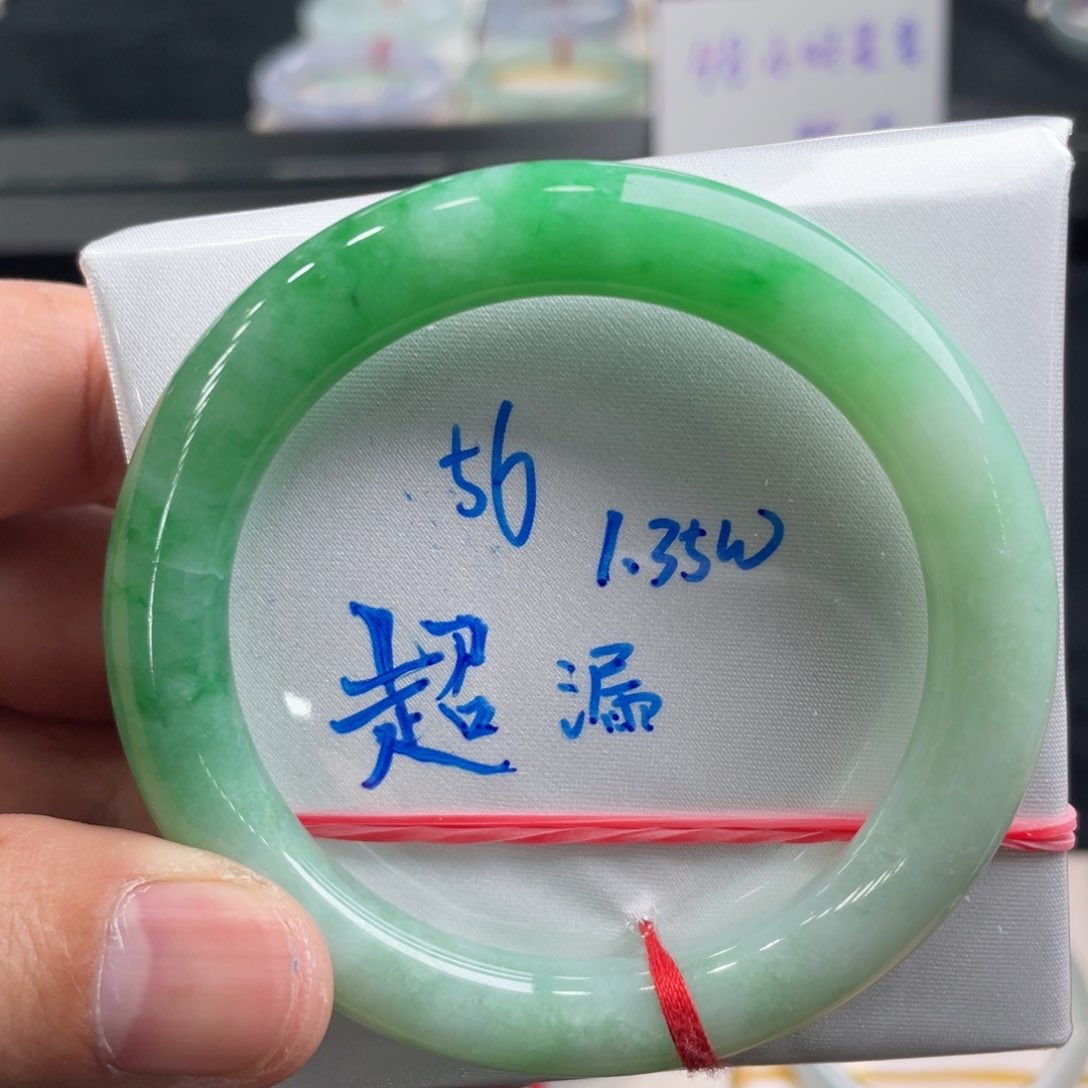 翡翠手镯未镶嵌翡翠手镯