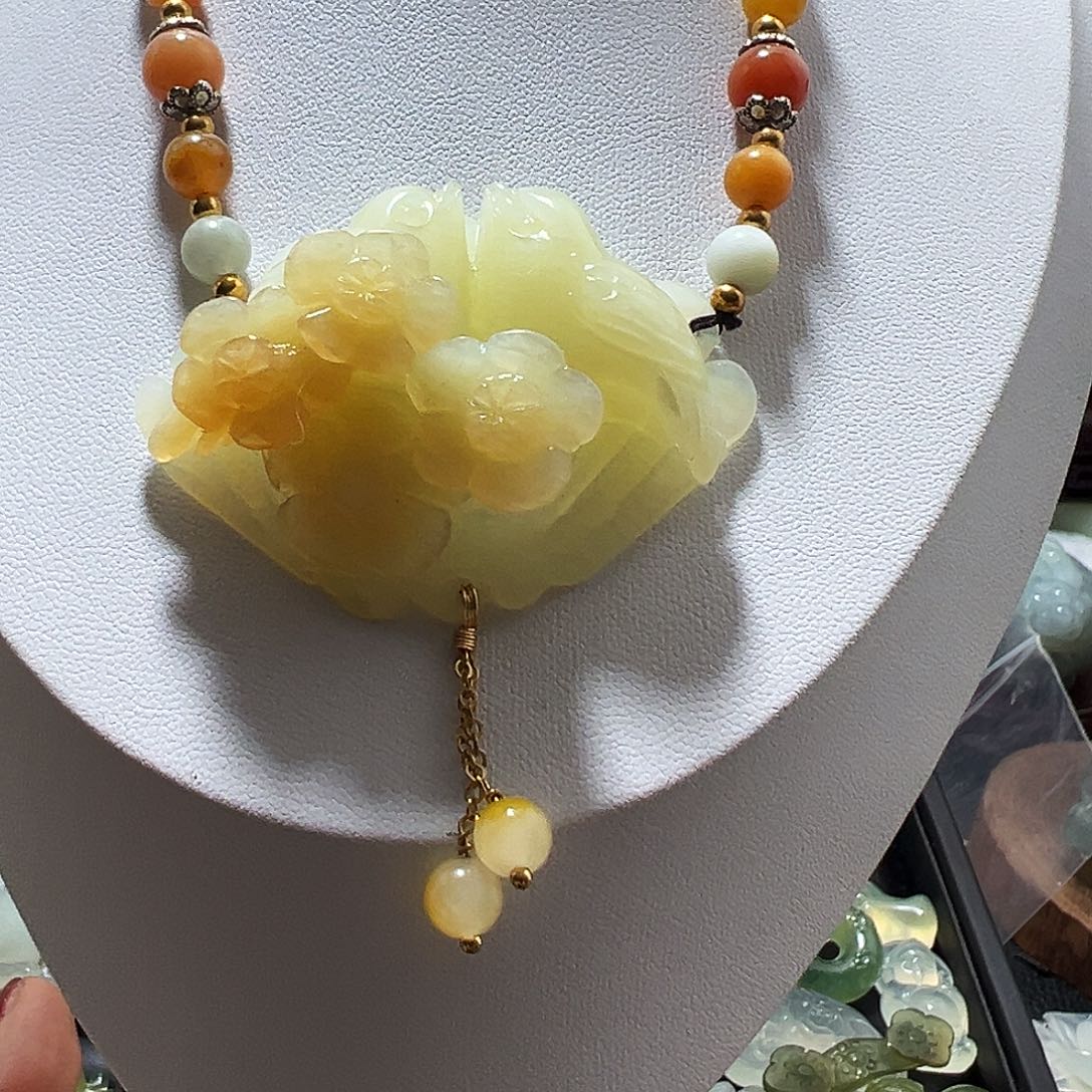 蛇纹石玉颈饰未镶嵌