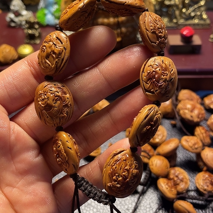 大桃核雕刻瑕疵关公