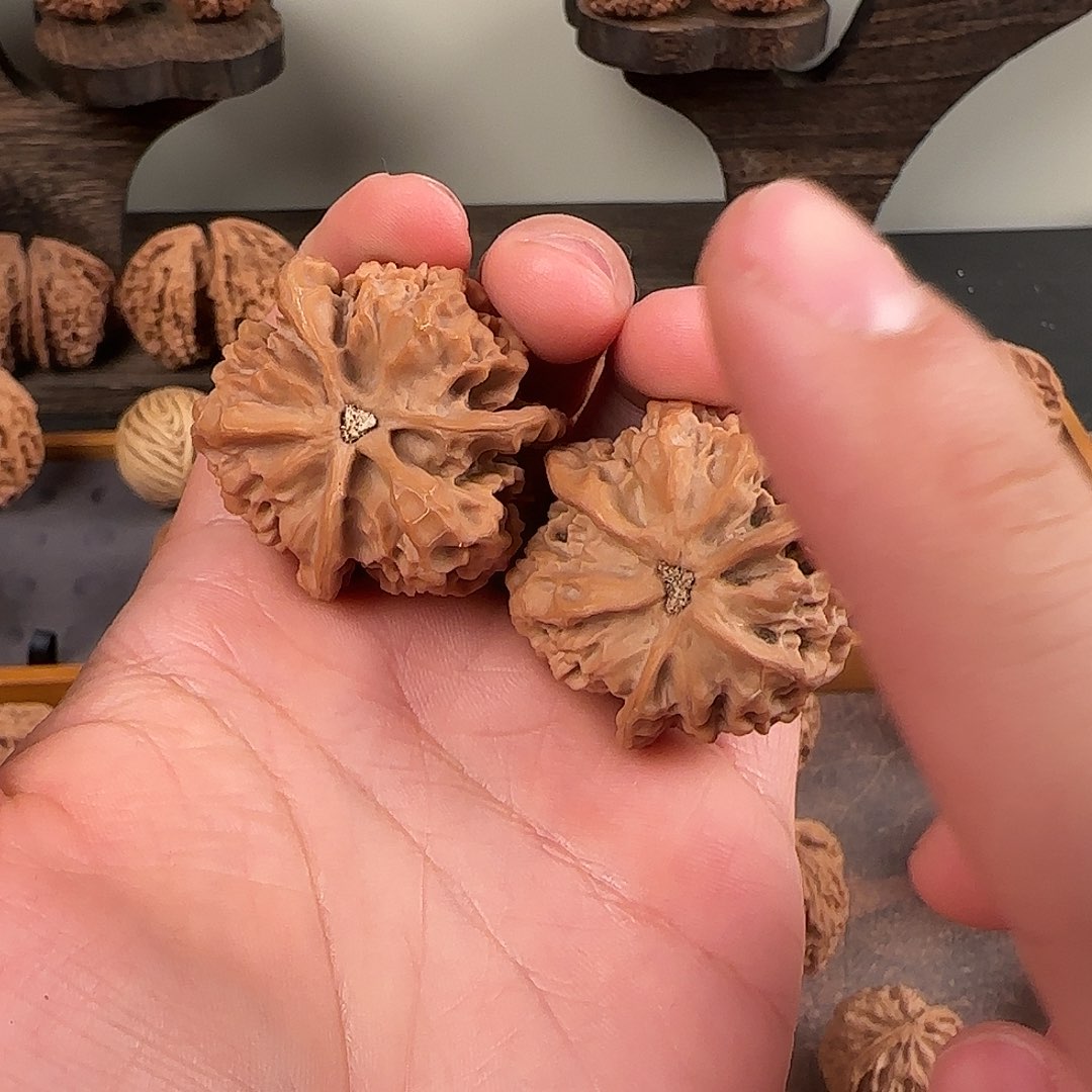 灋***糖桃核吊坠全品龙纹三棱17662