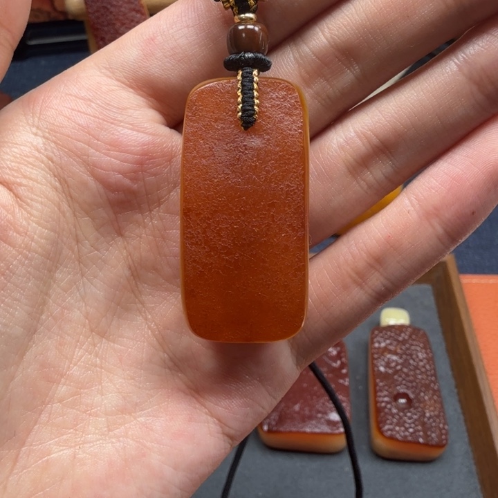 蜜蜡未镶嵌吊坠(赠链)