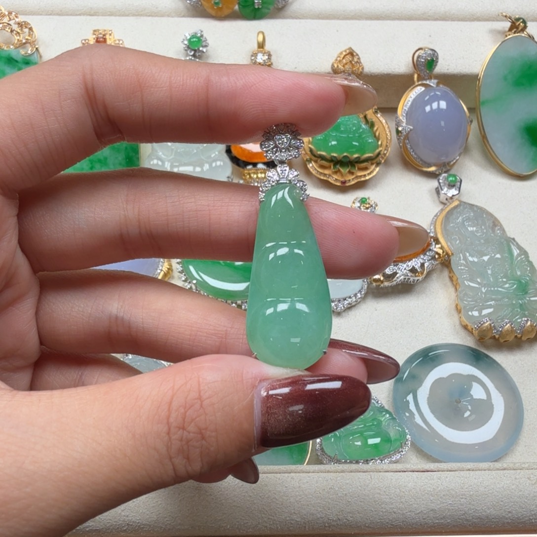 翡翠18K金镶嵌颈饰