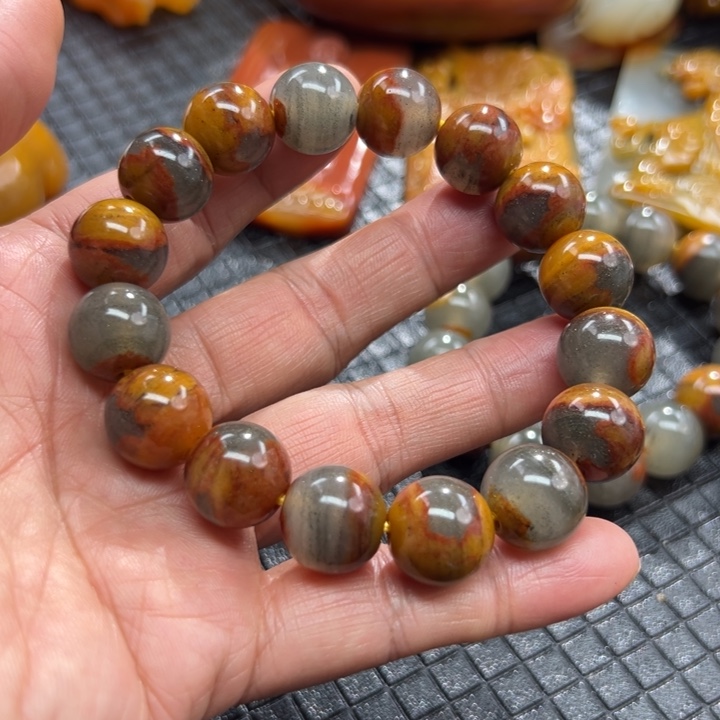 石英质玉（黄龙玉）颈饰未镶嵌木***室