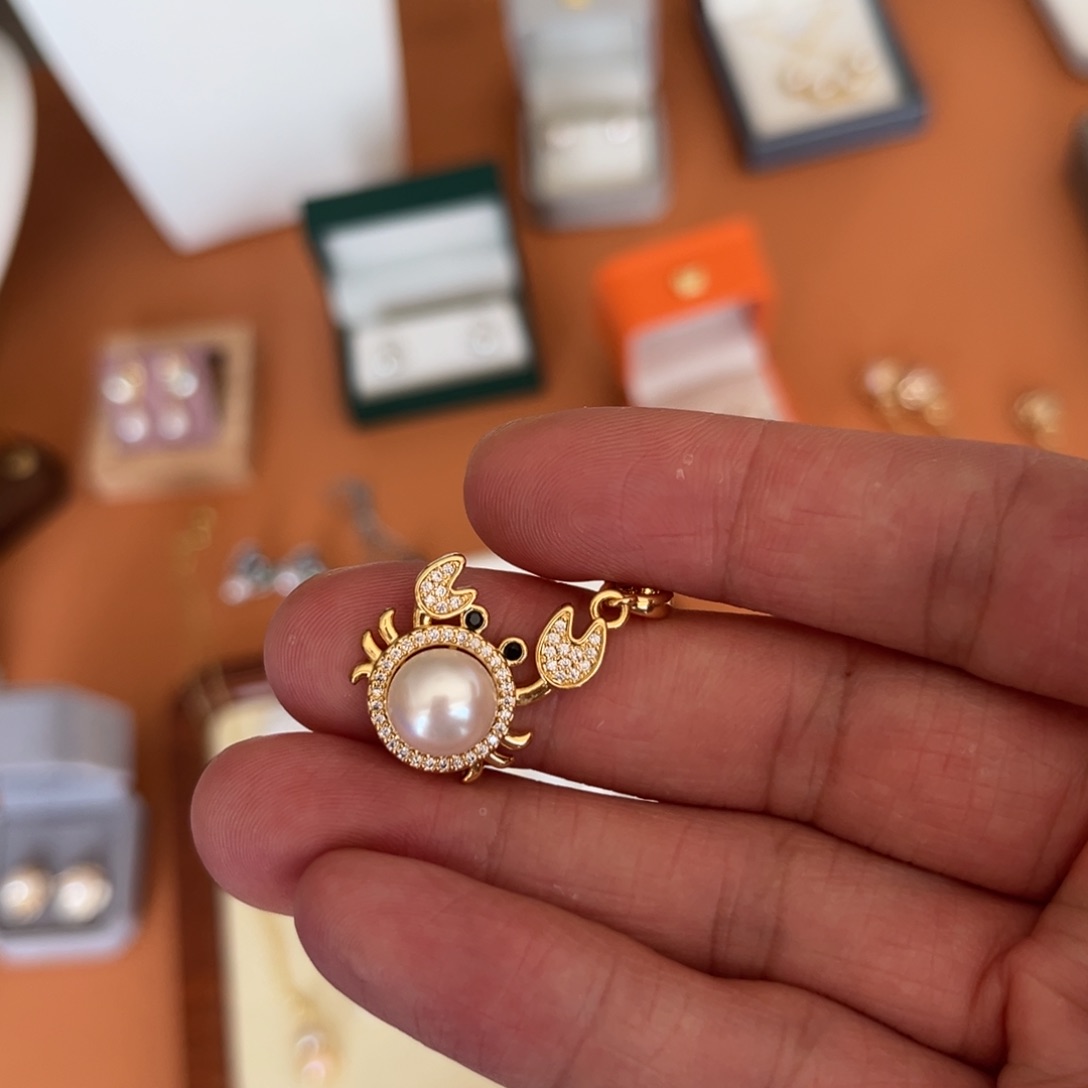 钛钢淡水珍珠耳饰螃蟹吊坠