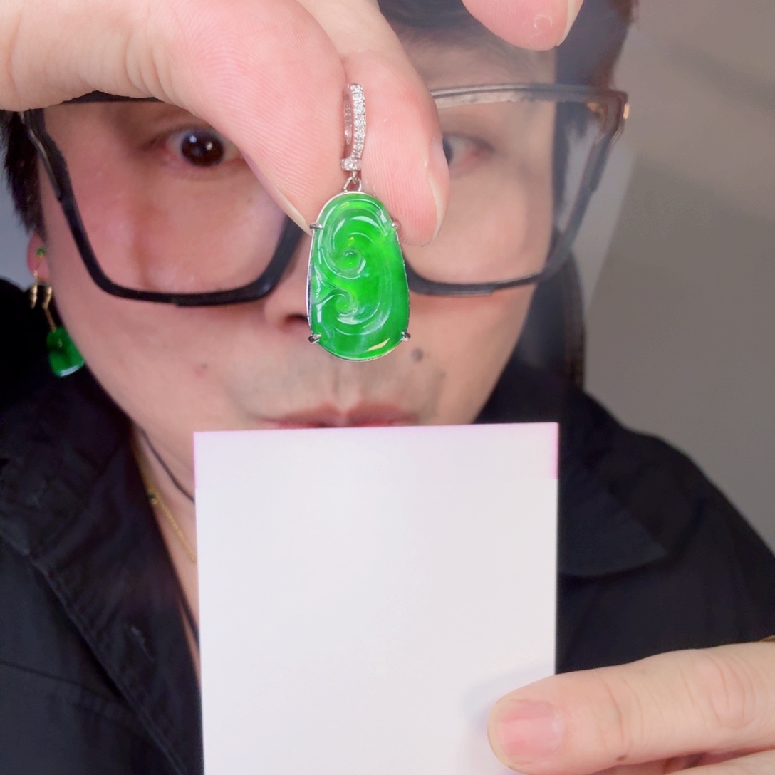 翡翠未镶嵌颈饰一件