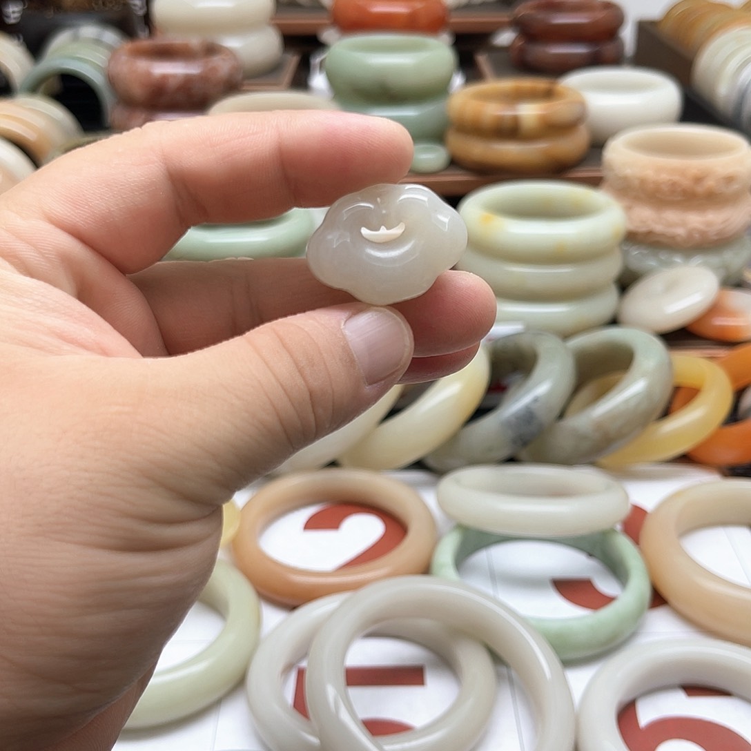 石英质玉未镶嵌手镯