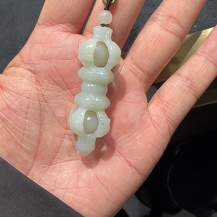 和田玉未镶嵌颈饰新疆且末白