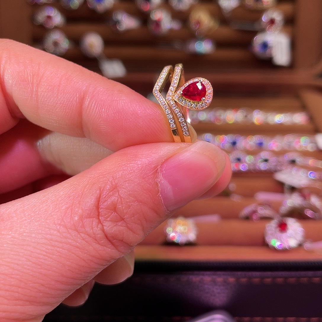 红宝石戒指18K金镶嵌