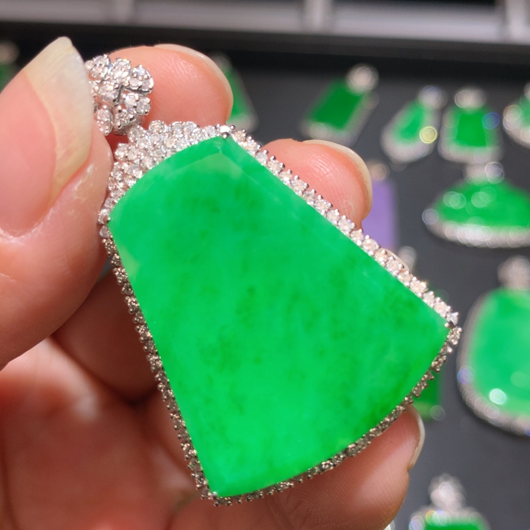 翡翠颈饰18K金镶嵌翡翠