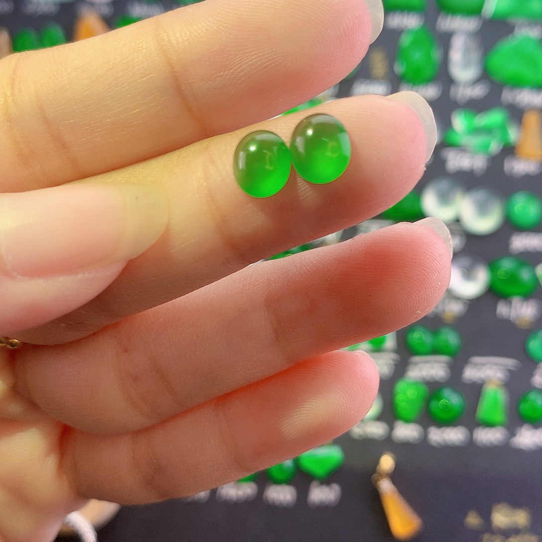 【闪购商品】颈饰未镶嵌翡翠木那绿蛋一对