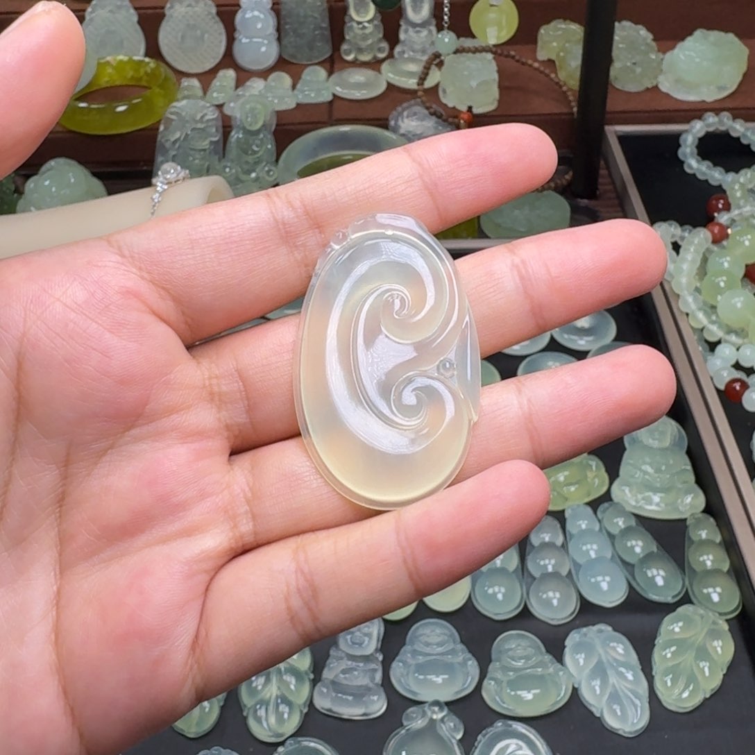 蛇纹石玉未镶嵌颈饰