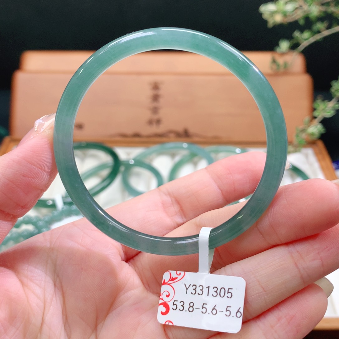 翡翠手镯未镶嵌天然