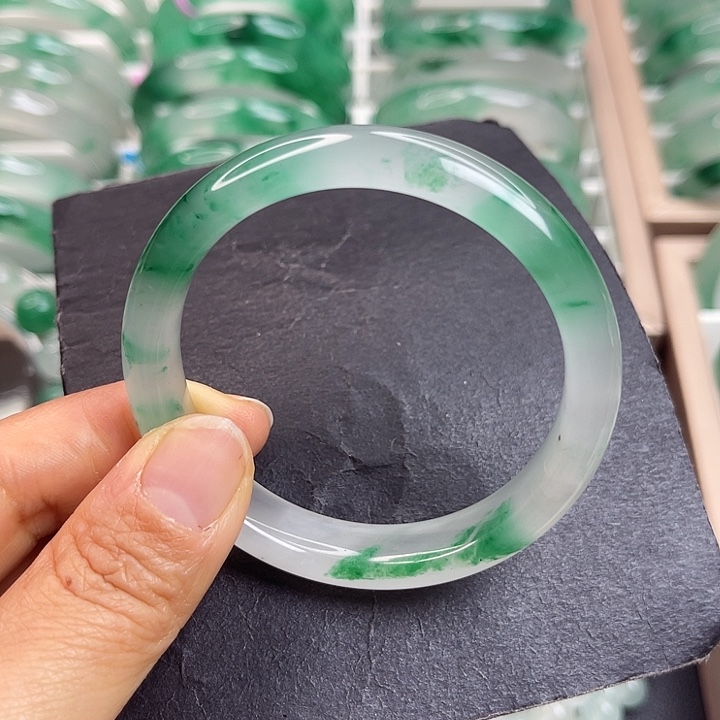 未镶嵌手镯石英质玉?