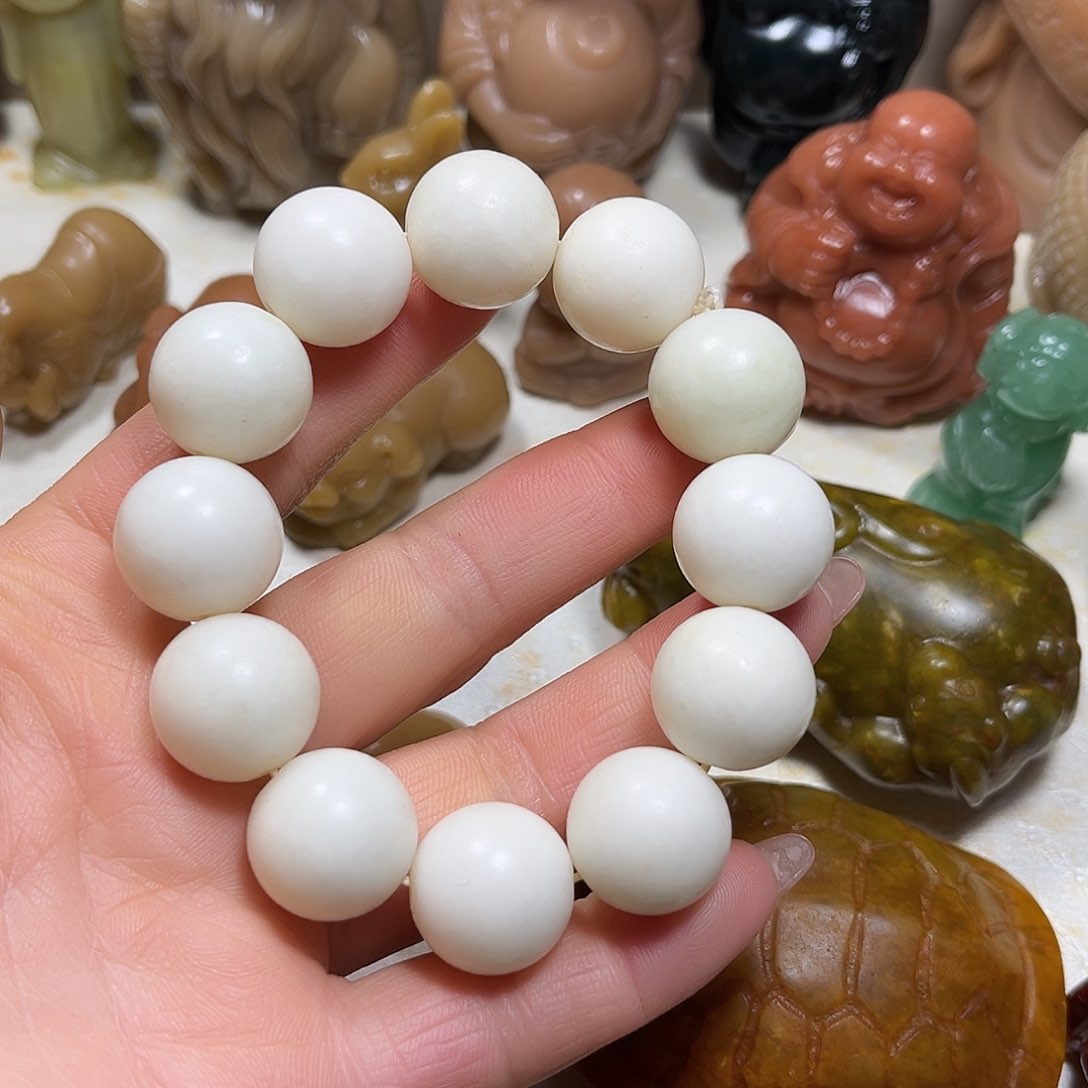 白玉菩提吊坠白玉菩提吊坠