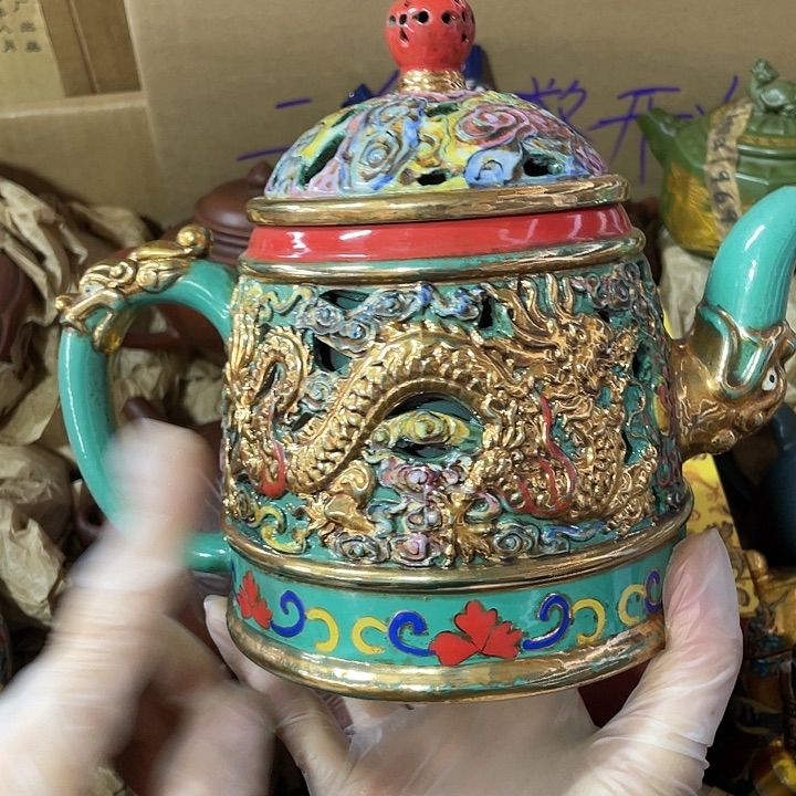 紫砂茶壶原矿泥料，手工制作的一把紫砂壶。