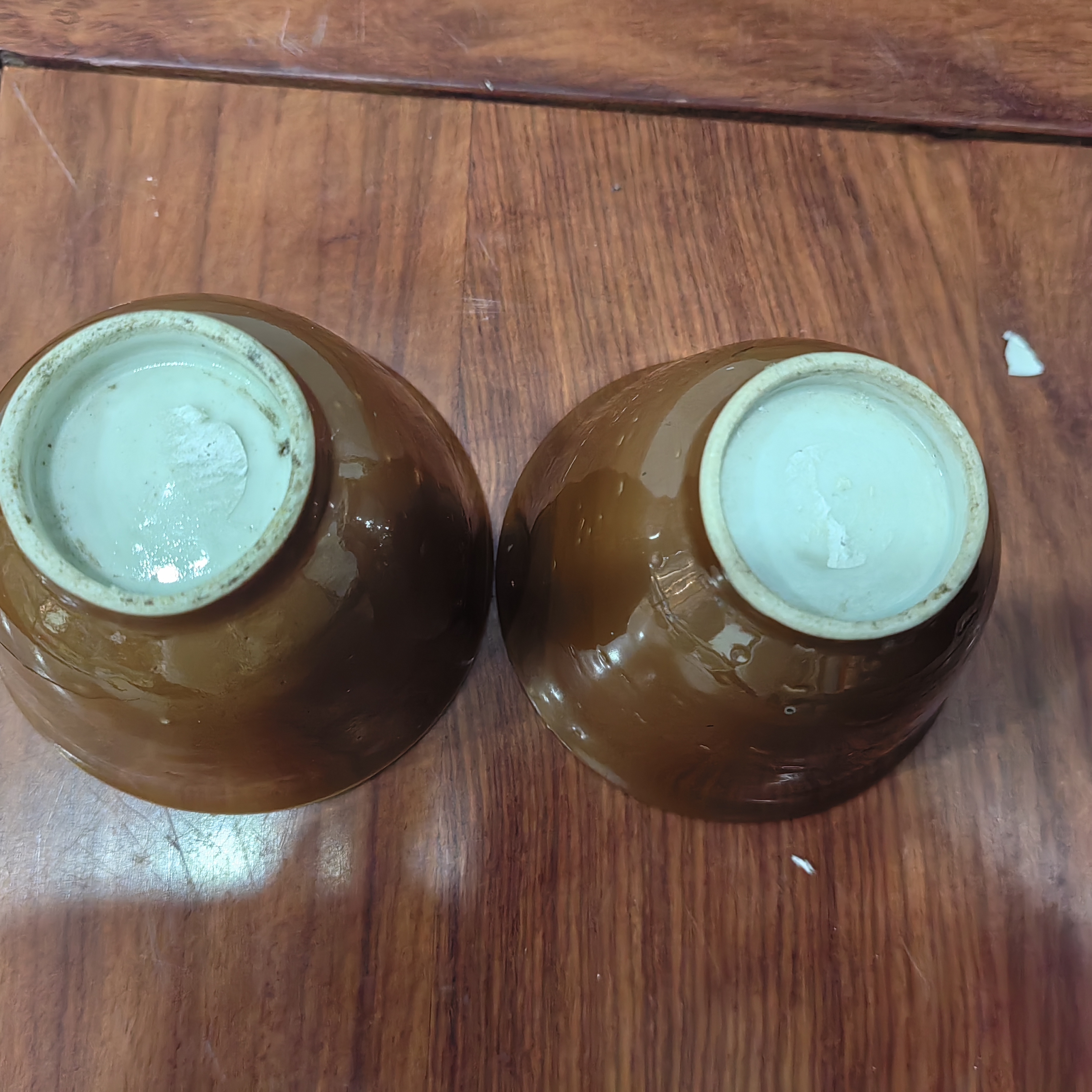 酱釉手杯一对高5.5cm直径7.5cm外壁酱釉色泽均匀内壁白釉细腻