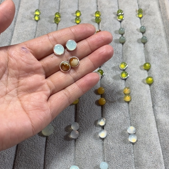 蛇纹石玉耳饰合金