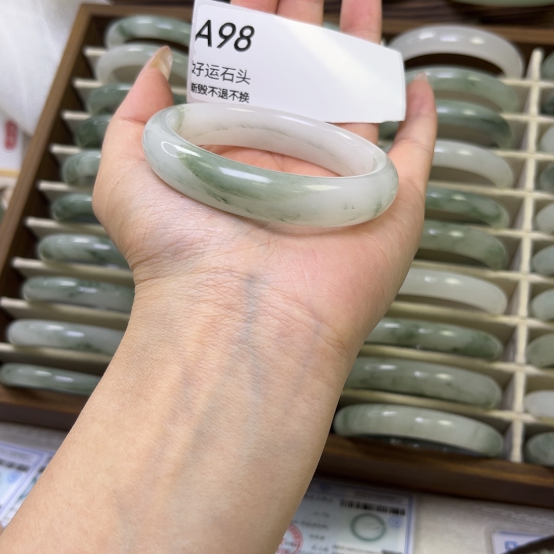 石英质玉（天山翠）未镶嵌手镯