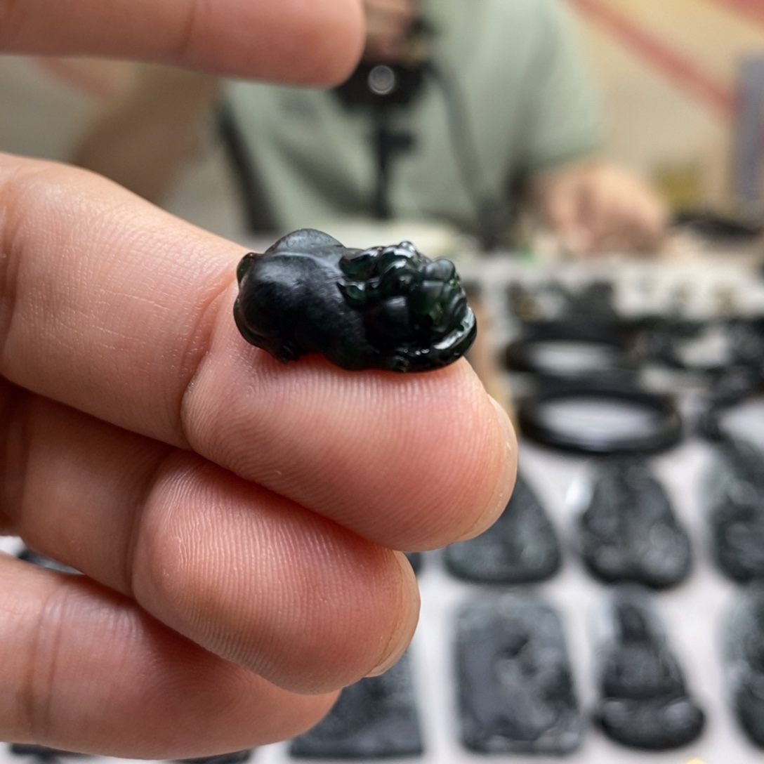 翡翠未镶嵌颈饰貔貅