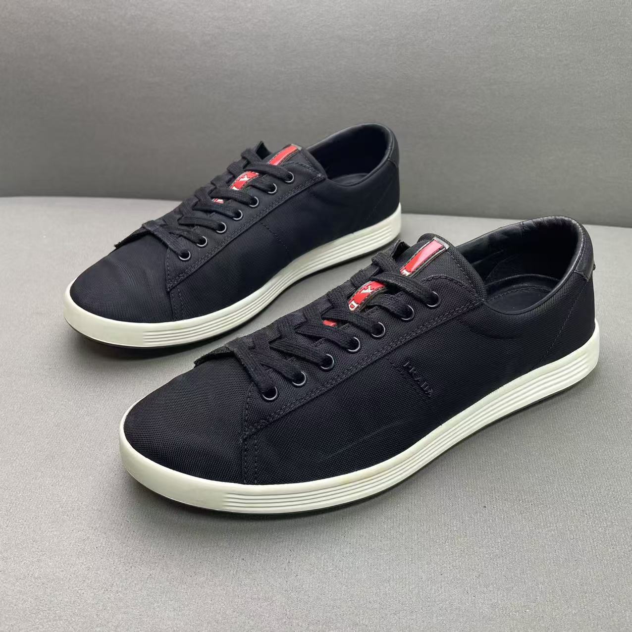 95新 Prada/普拉达 黑色网面鞋舌红标logo时尚百搭板鞋 40.5码