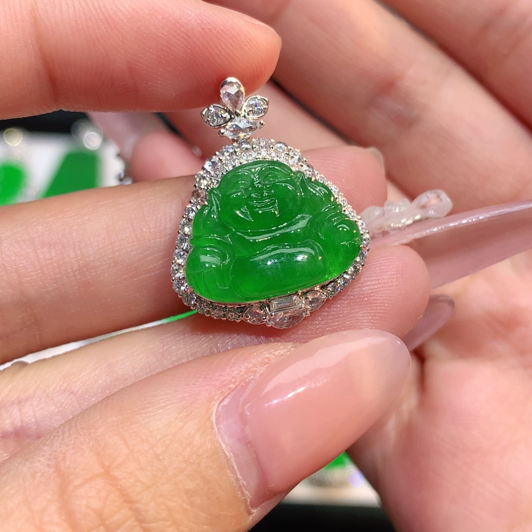 翡翠18K金镶嵌颈饰咸****飞翡翠