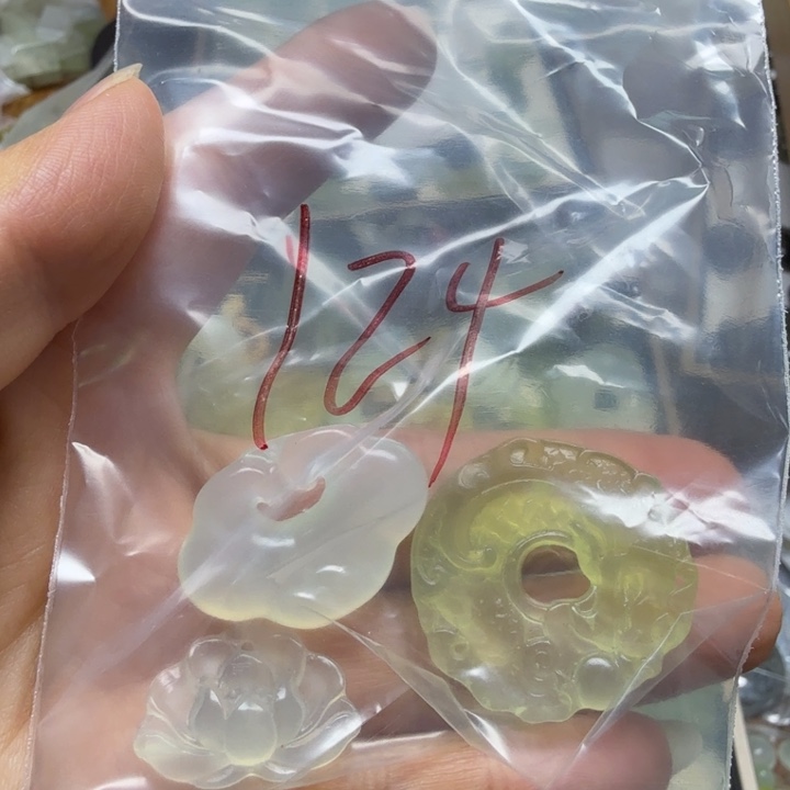 透闪石-蛇纹石玉吊坠未镶嵌