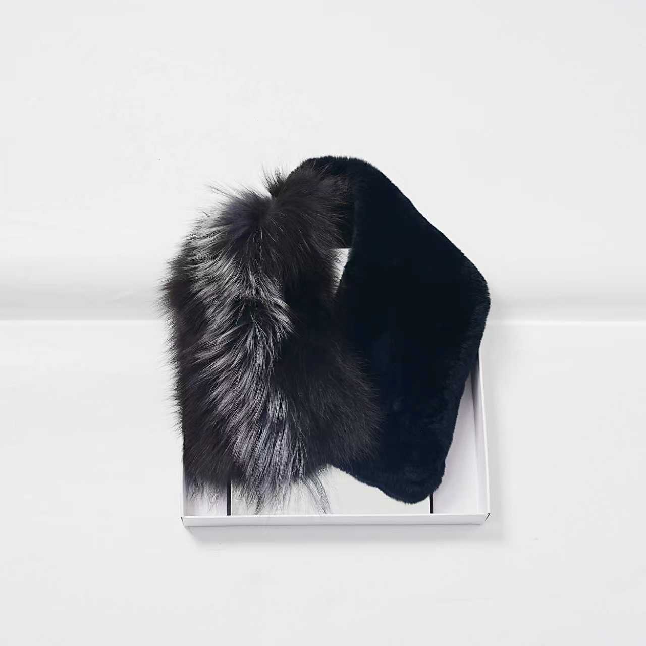 金雀绫【小狐狸】法式保暖轻奢獭兔围巾SZAK4JLHS192