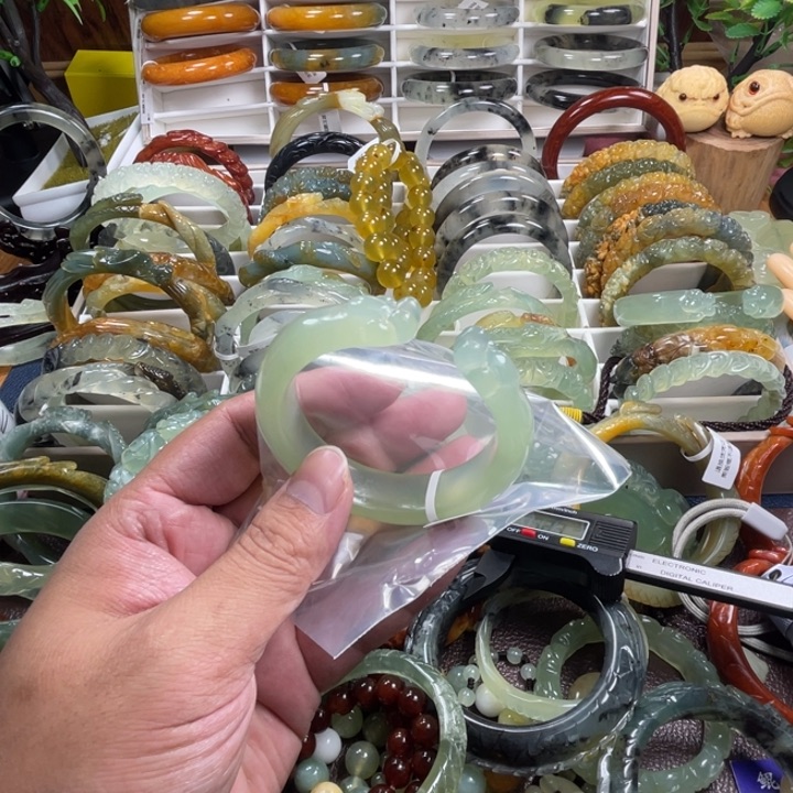 未镶嵌蛇纹石玉手镯*‍****