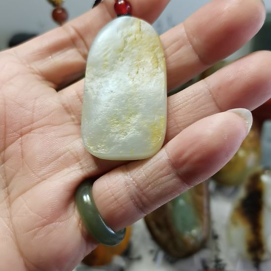 和田玉（糖玉）未镶嵌颈饰无事牌福利