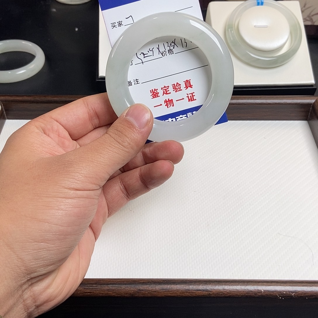 伊***苗石英质玉未镶嵌手镯7